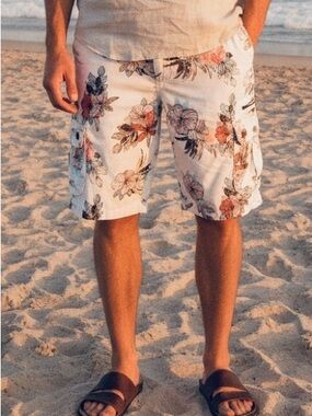 NWT Plugg Men's Tropical Cargo Shorts 38 Length 11.5”